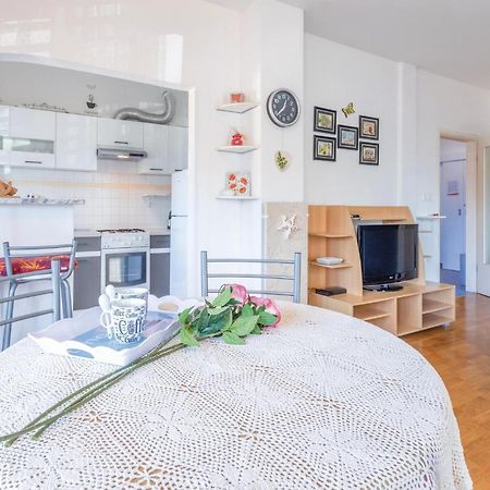 Lovely Apartment In Umag With Kitchen Exterior foto