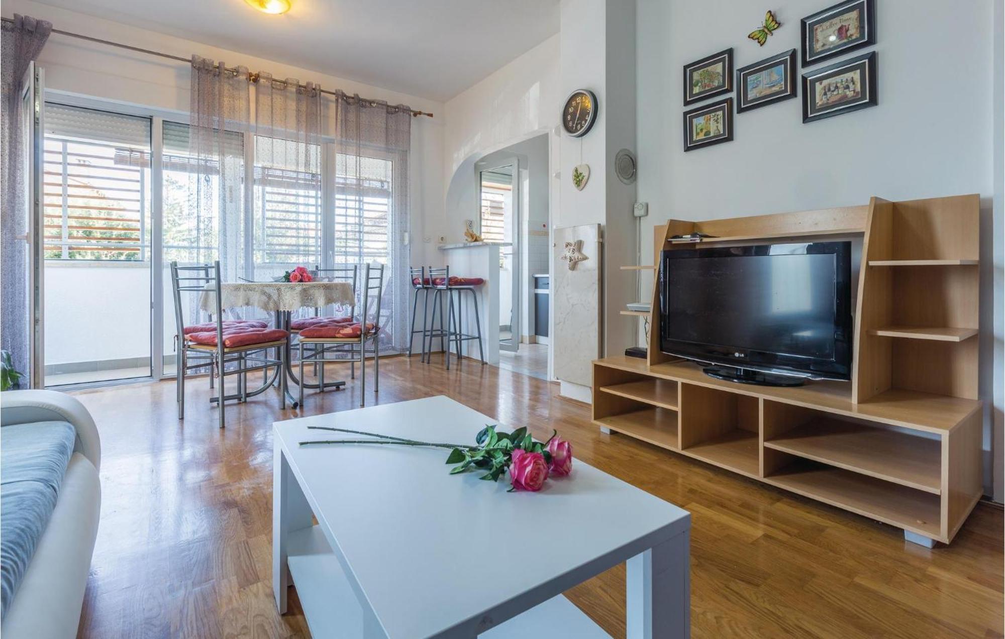 Lovely Apartment In Umag With Kitchen Exterior foto