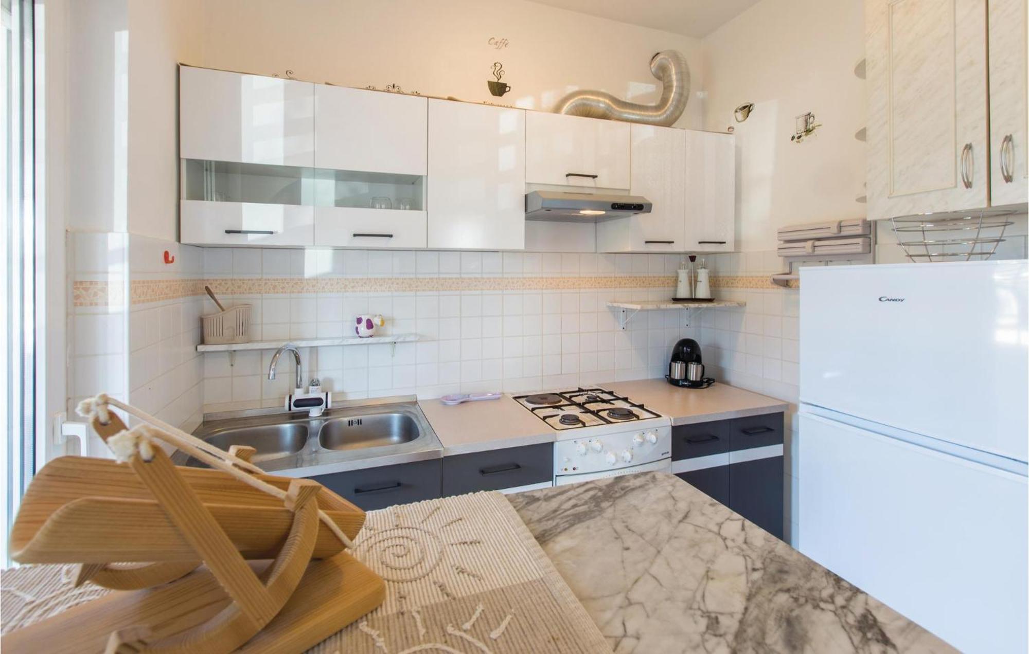Lovely Apartment In Umag With Kitchen Exterior foto