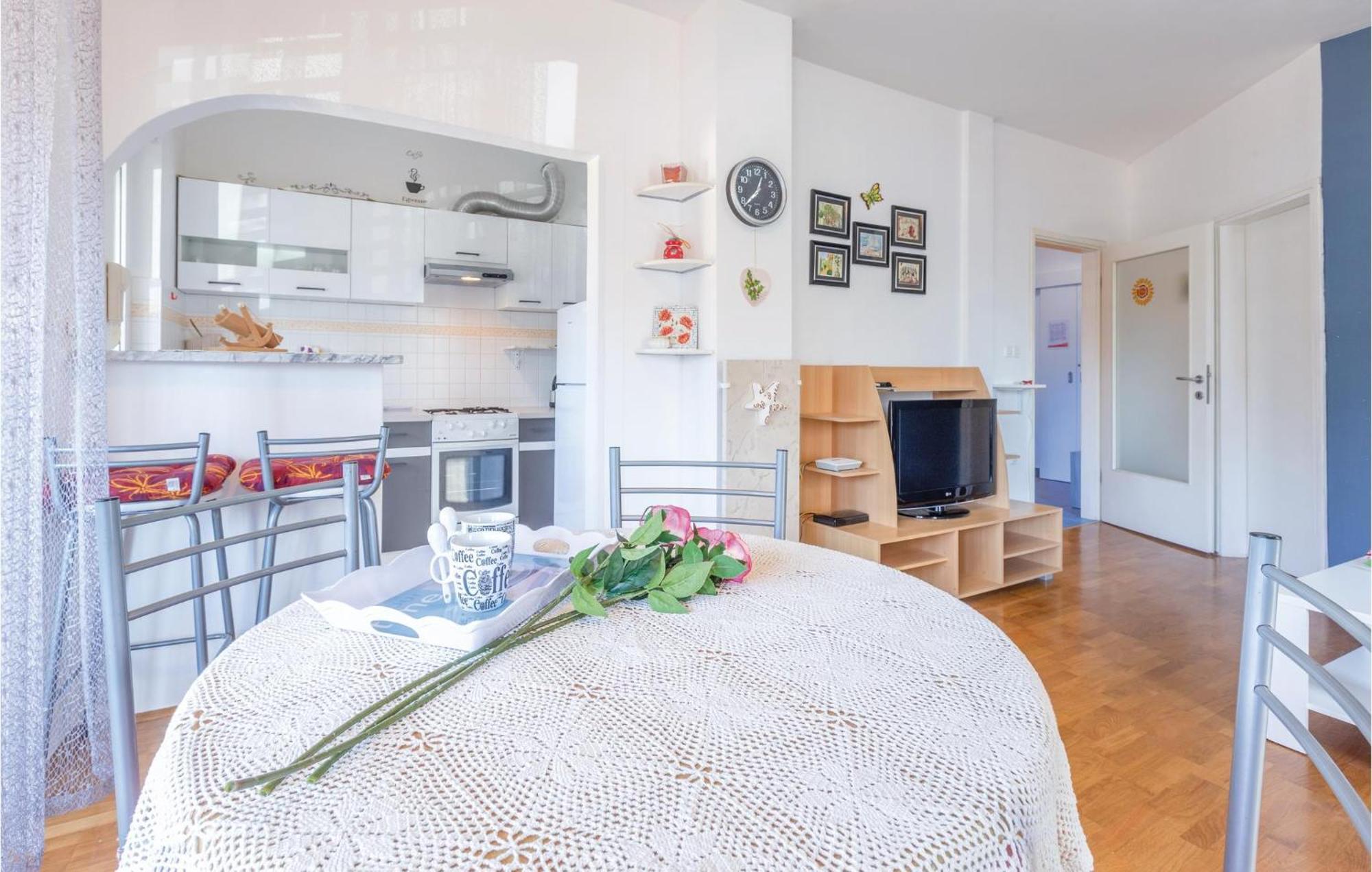Lovely Apartment In Umag With Kitchen Exterior foto